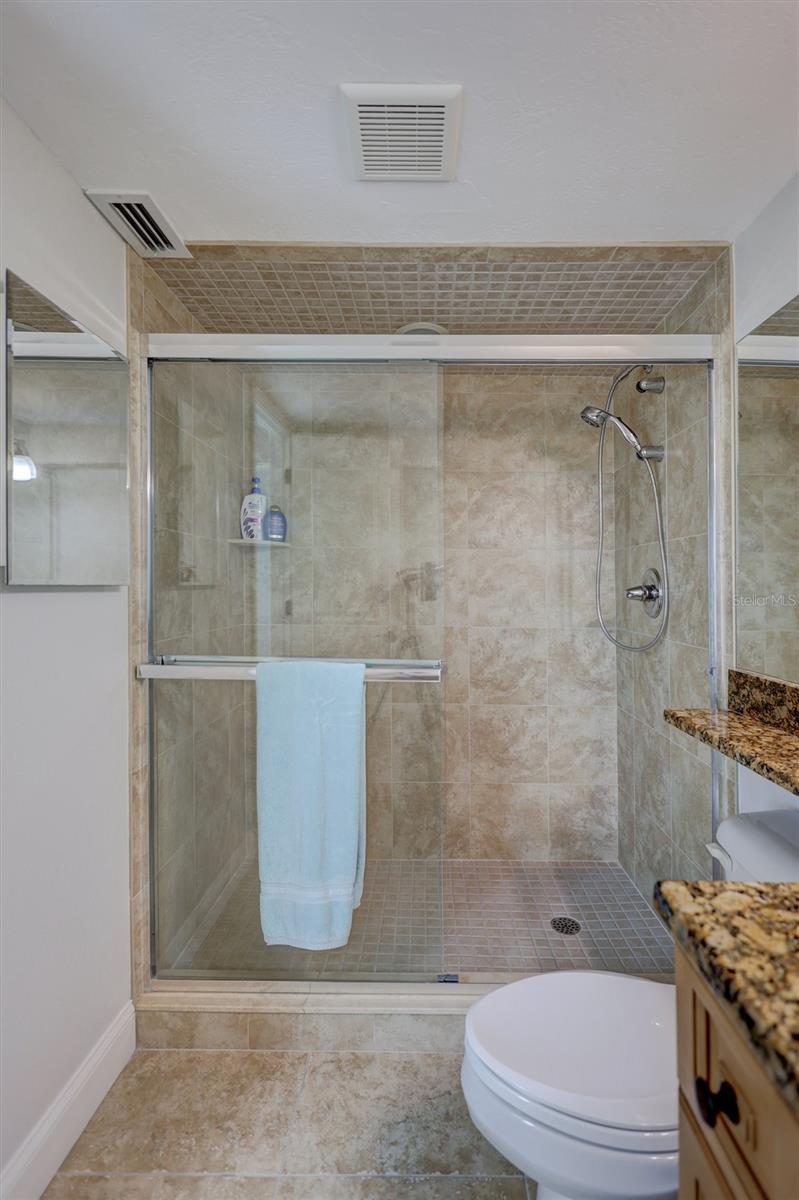 Image 38 of 80 For 6140 Midnight Pass Road 501