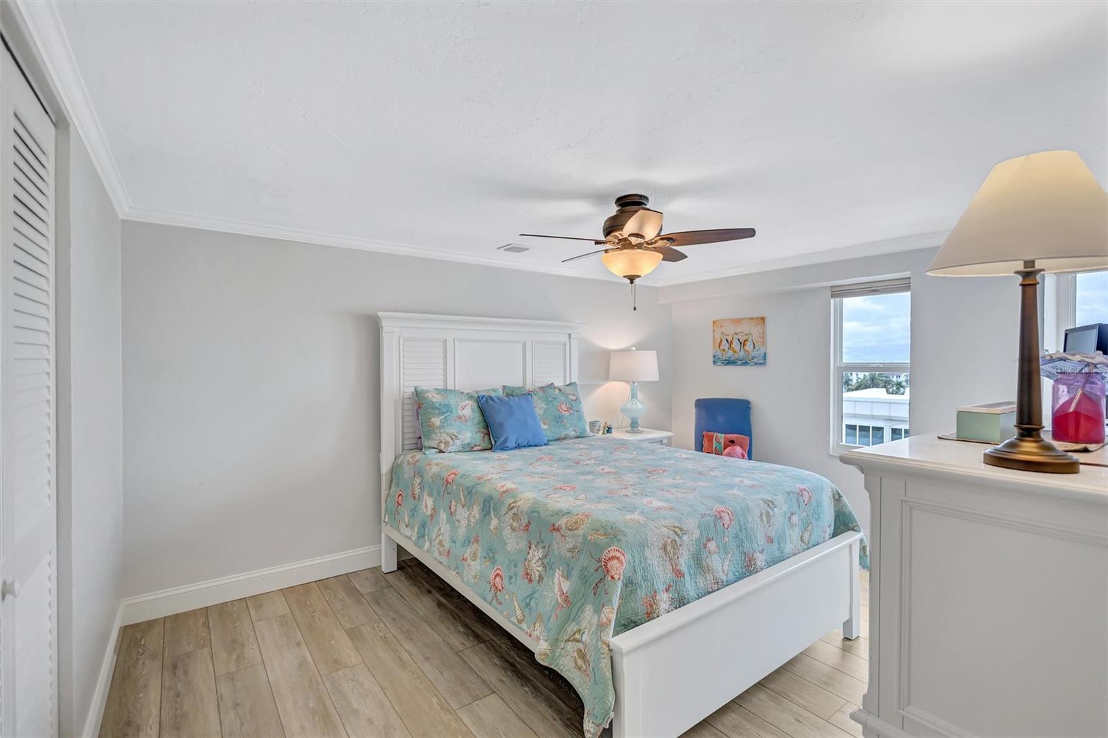 Image 39 of 80 For 6140 Midnight Pass Road 501