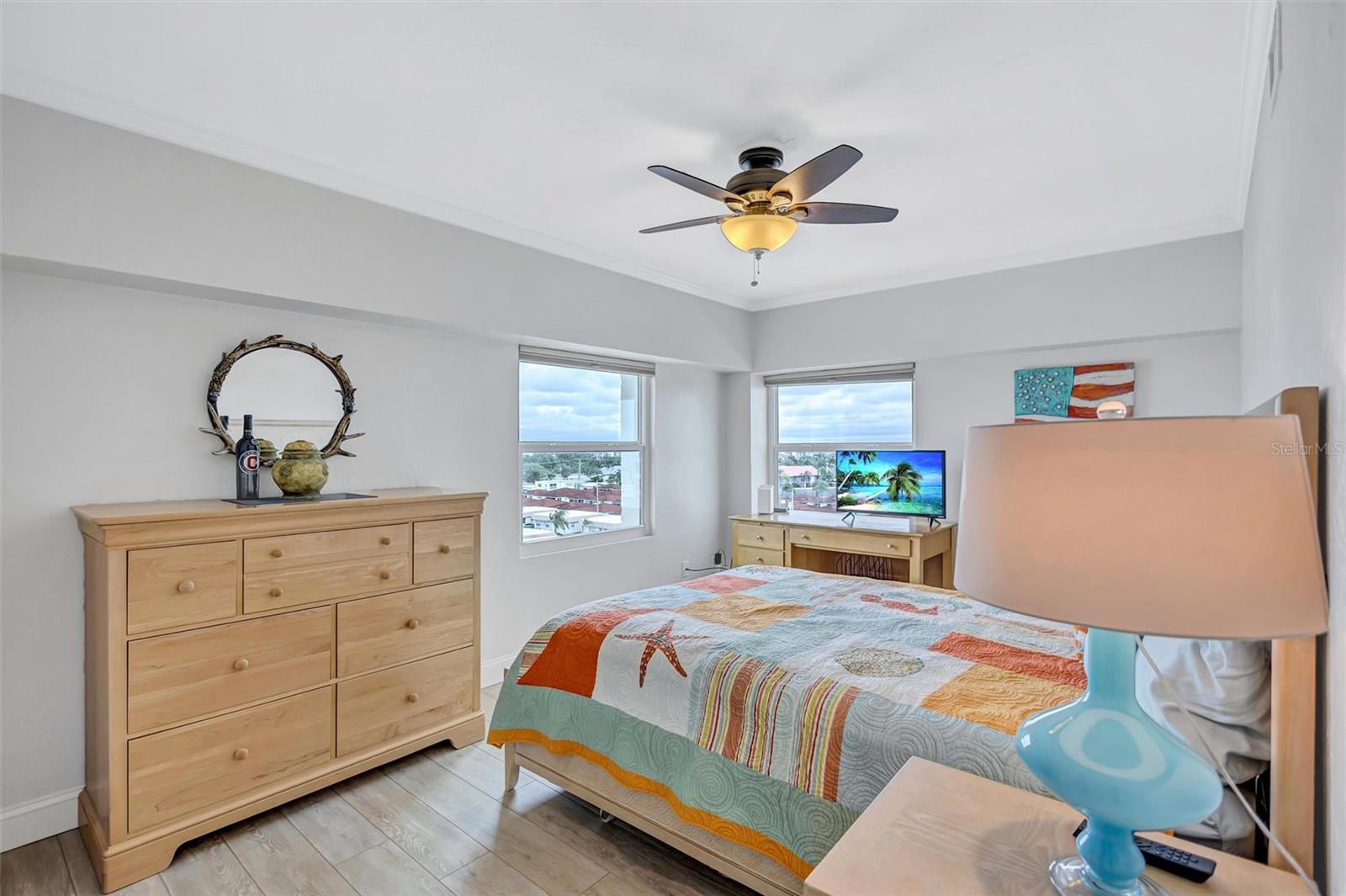 Image 44 of 80 For 6140 Midnight Pass Road 501