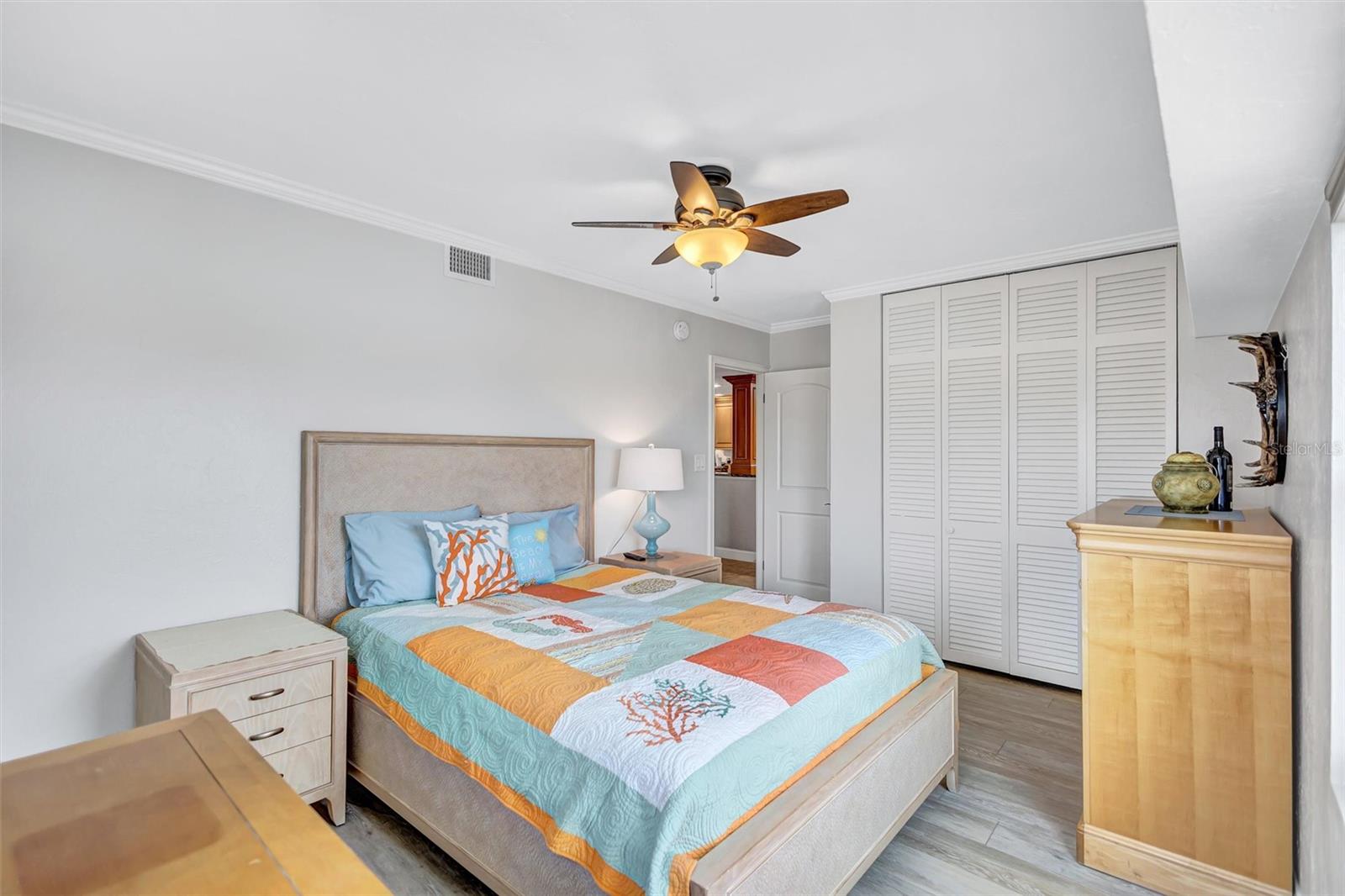 Image 45 of 80 For 6140 Midnight Pass Road 501