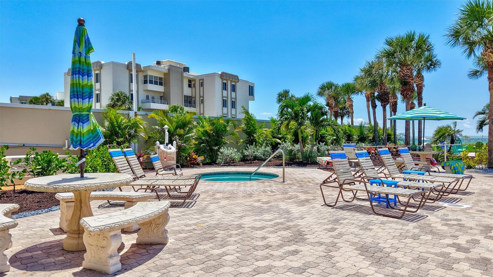 Image 52 of 80 For 6140 Midnight Pass Road 501