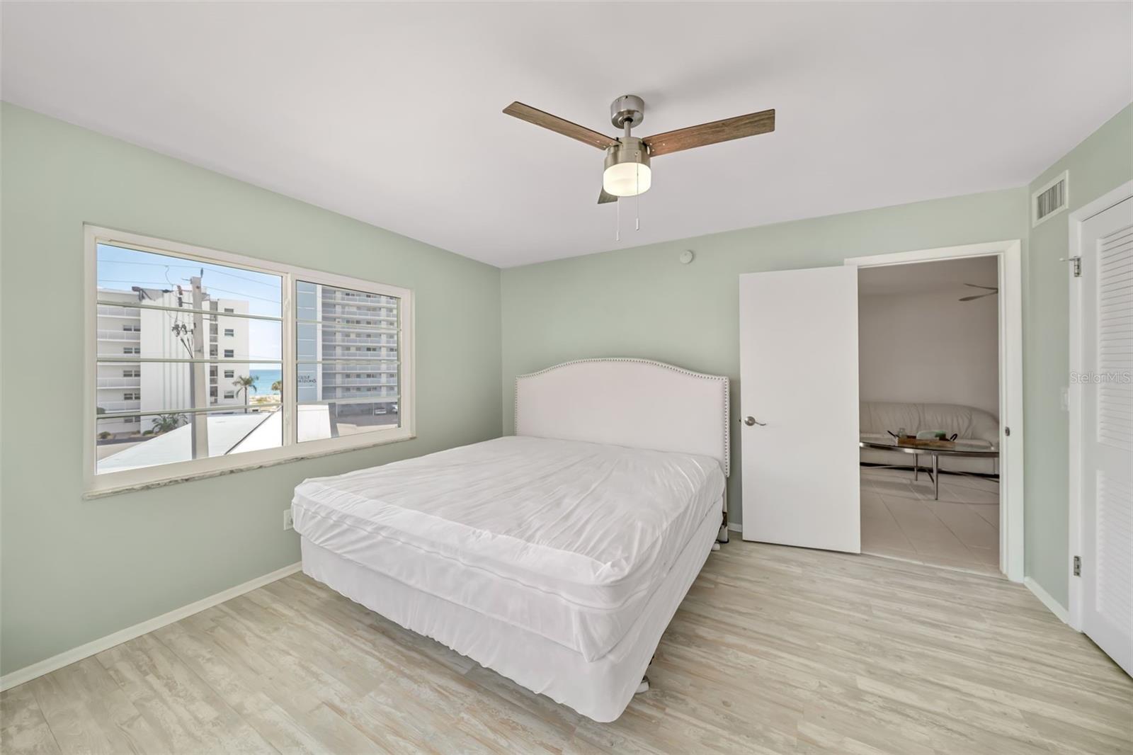 Image 14 of 53 For 200 The Esplanade N C14