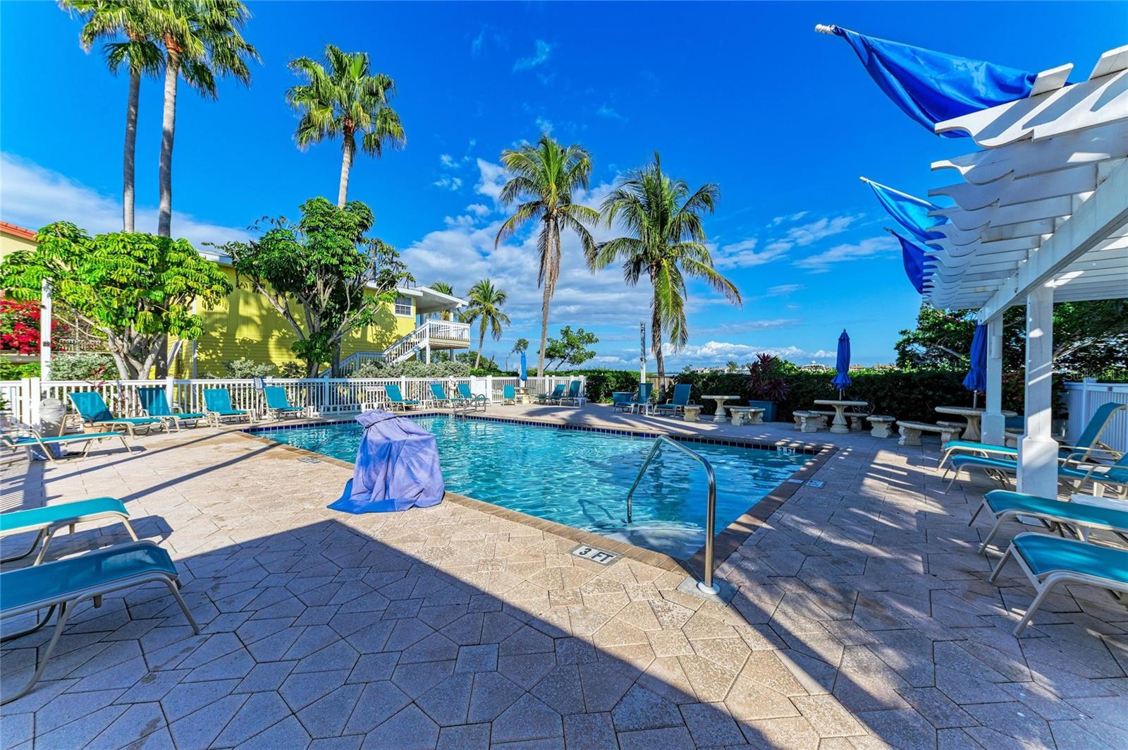 Image 27 of 40 For 1603 Gulf Dr N  26