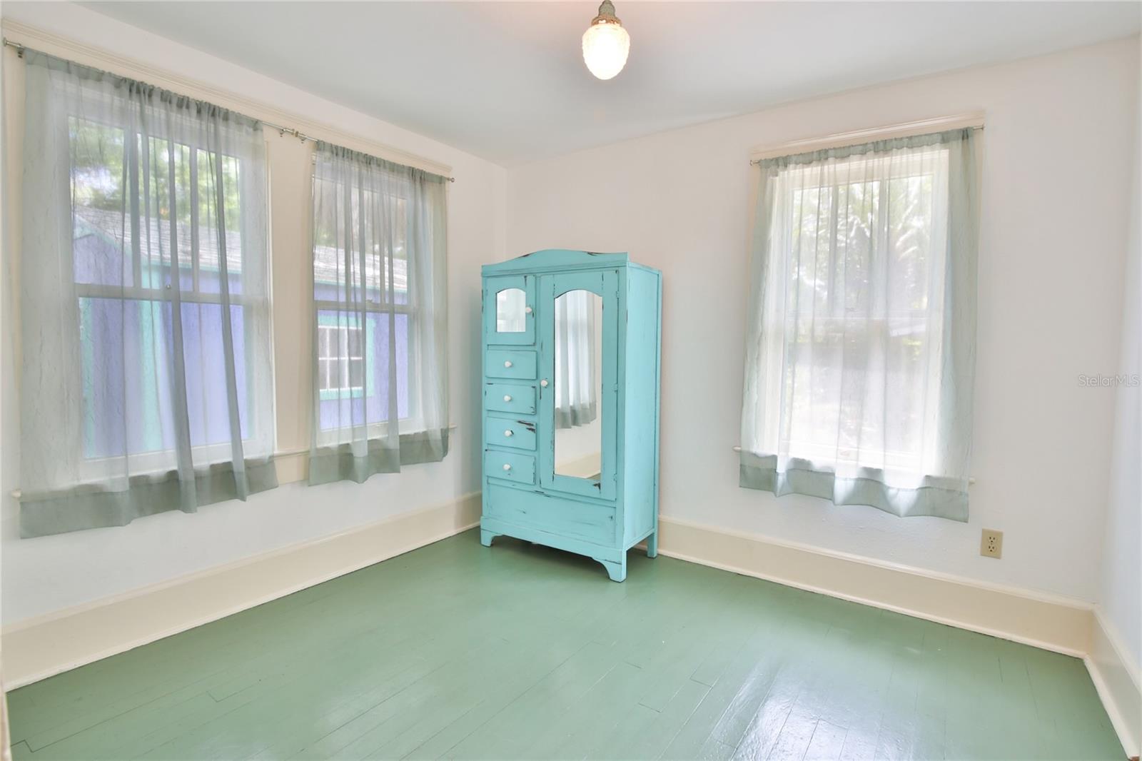 Image 25 of 66 For 708 42nd Street