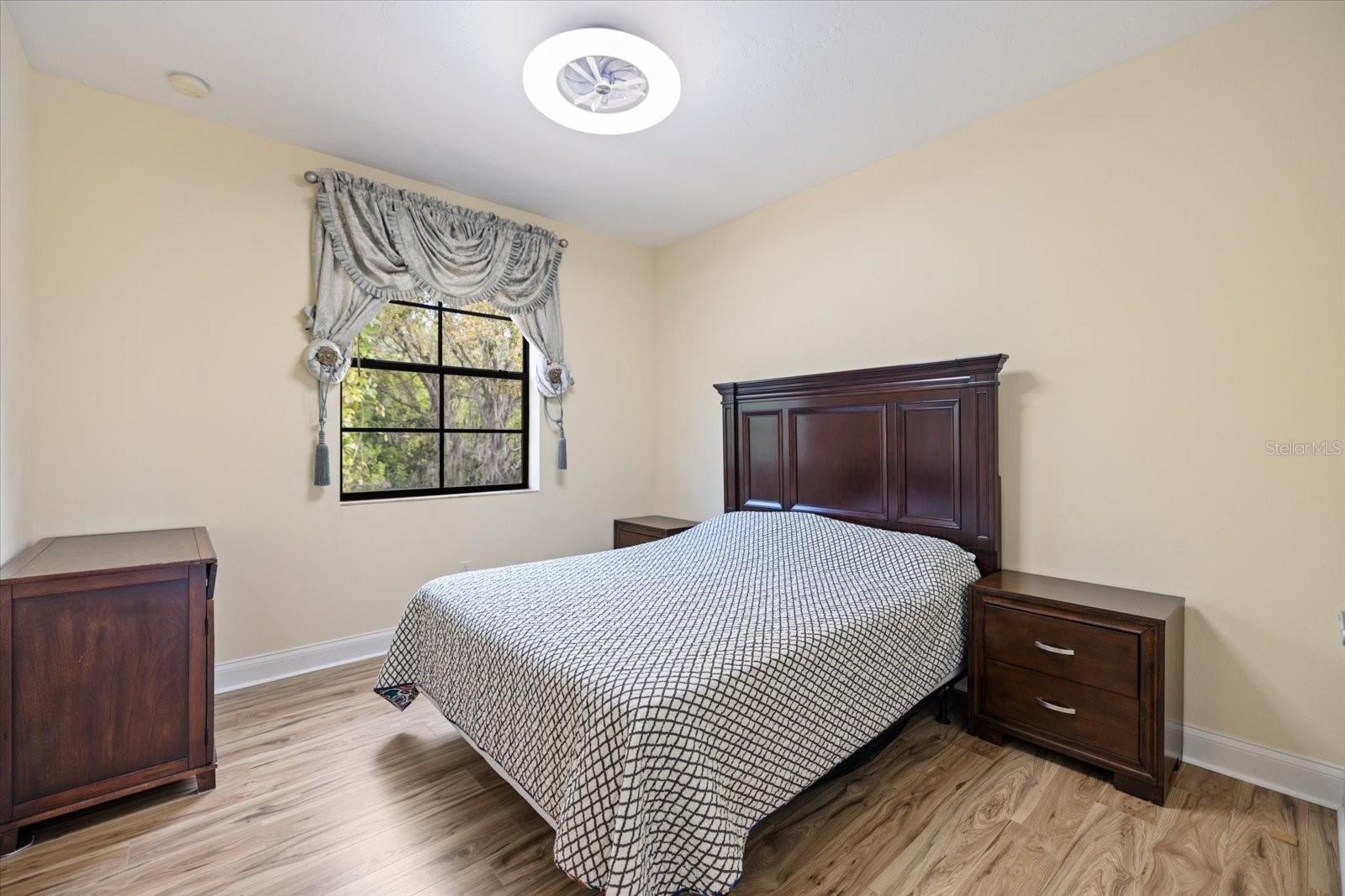 Image 22 of 41 For 6120 27 Street E
