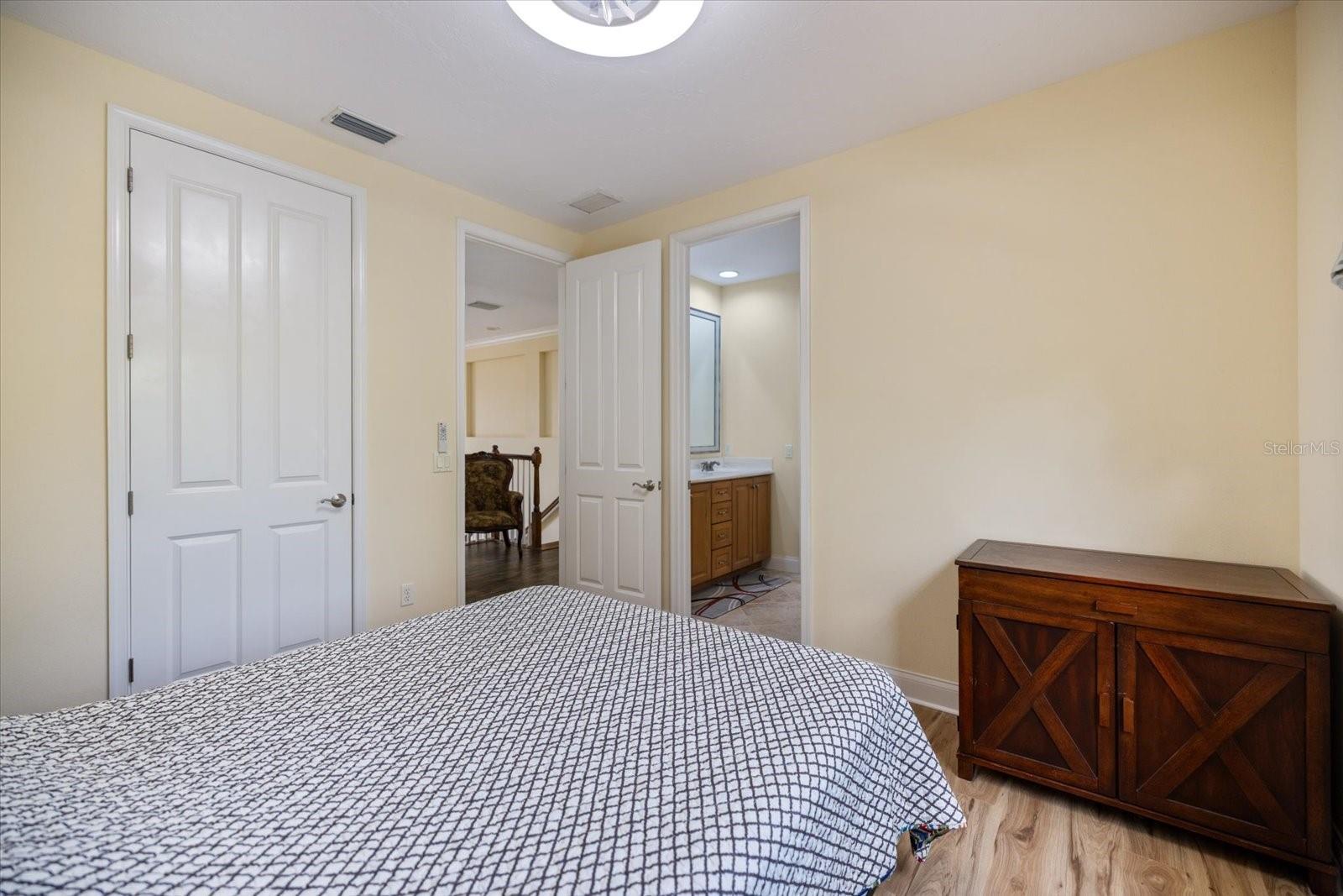 Image 23 of 41 For 6120 27 Street E