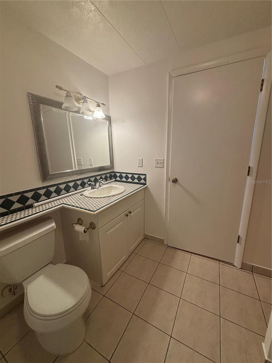 Image 12 of 17 For 5236 Kenwood Avenue