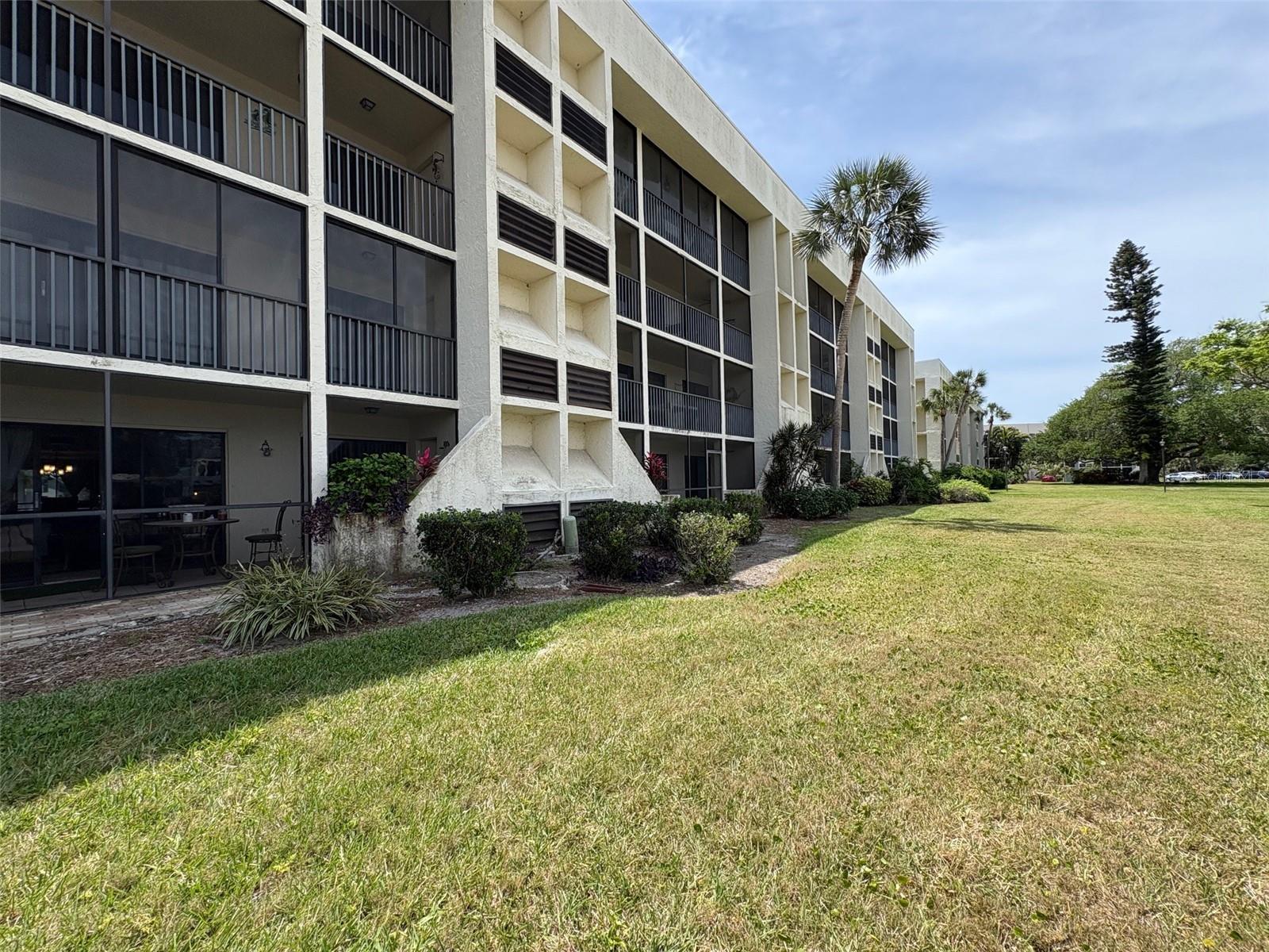 Image 2 of 52 For 6114 43rd Street W 104e