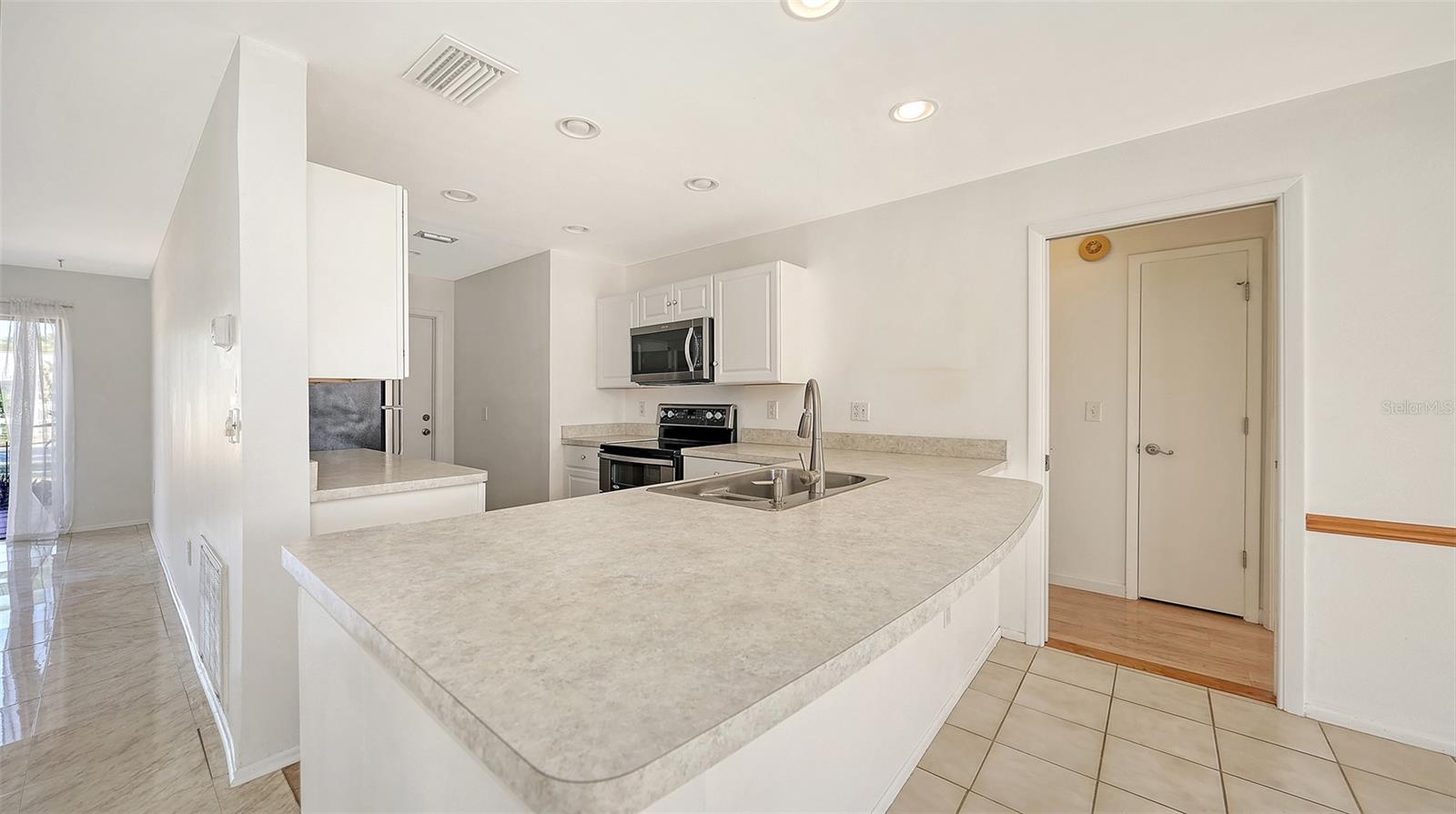 Image 13 of 35 For 1844 Oak View Drive