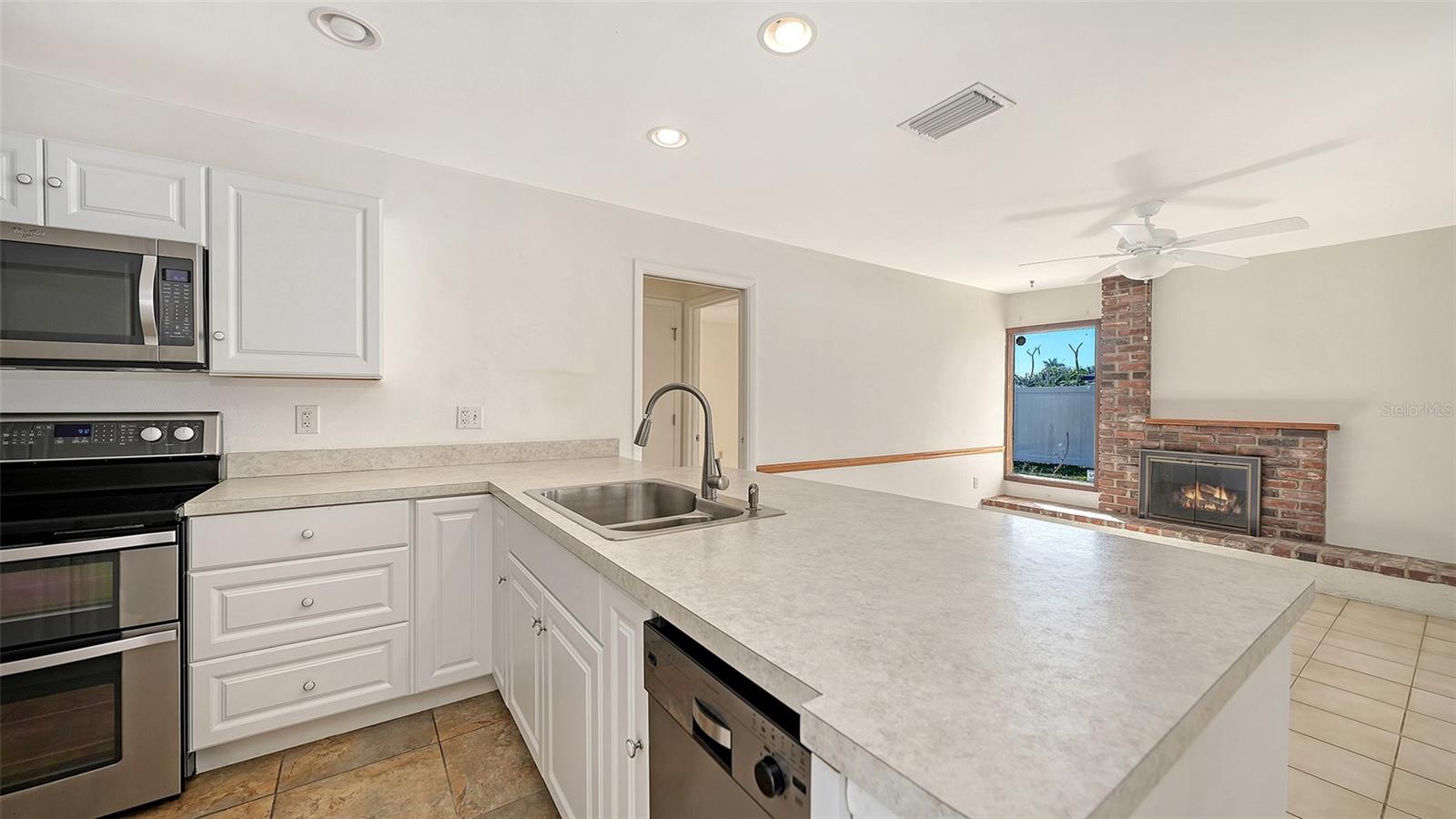 Image 14 of 35 For 1844 Oak View Drive