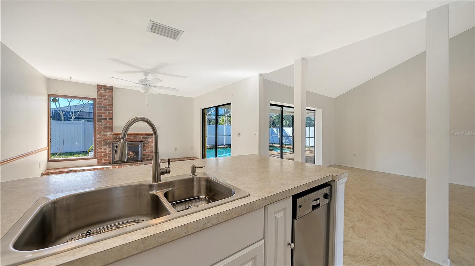 Image 18 of 35 For 1844 Oak View Drive