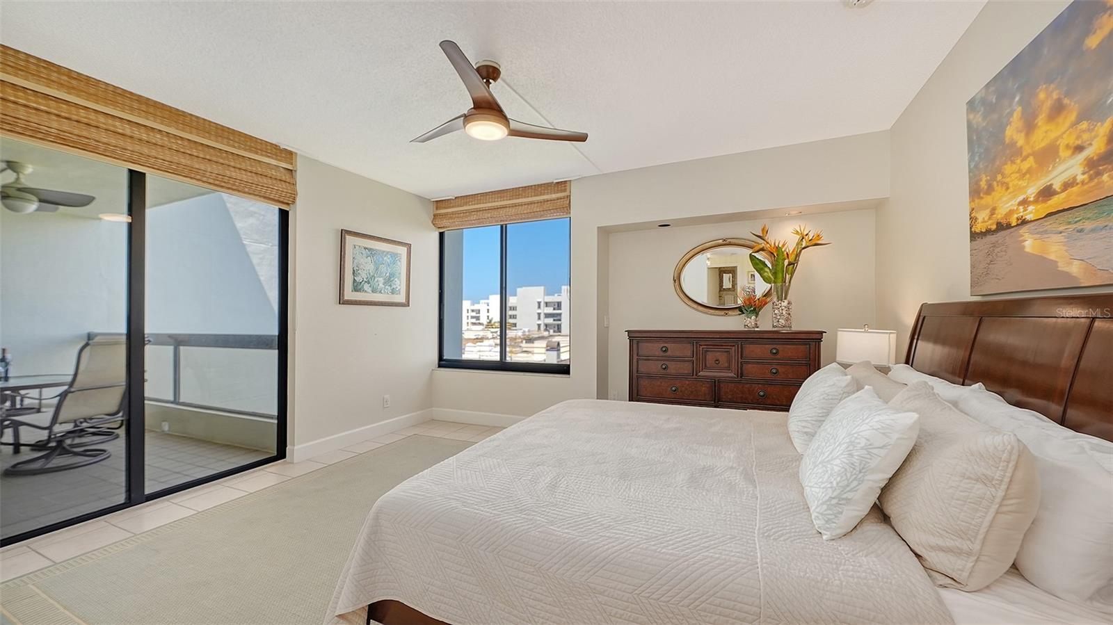 Listing photo id 13 for 1932 Harbourside Drive 242