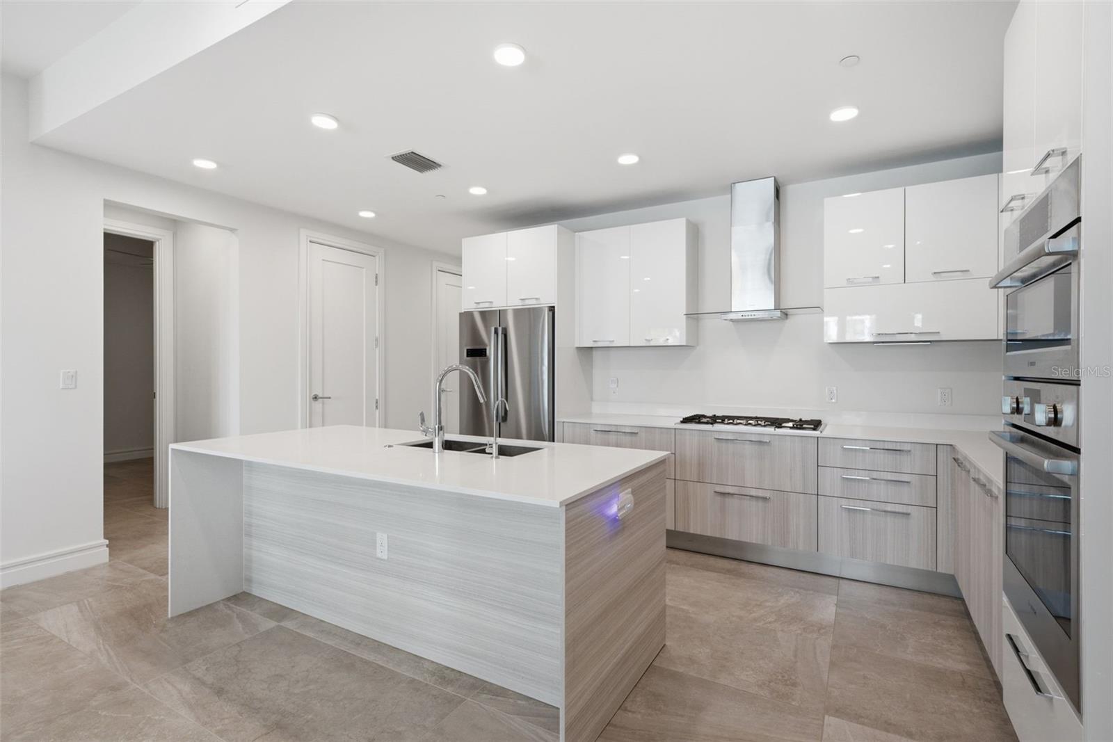 Image 10 of 40 For 711 Palm Avenue 302