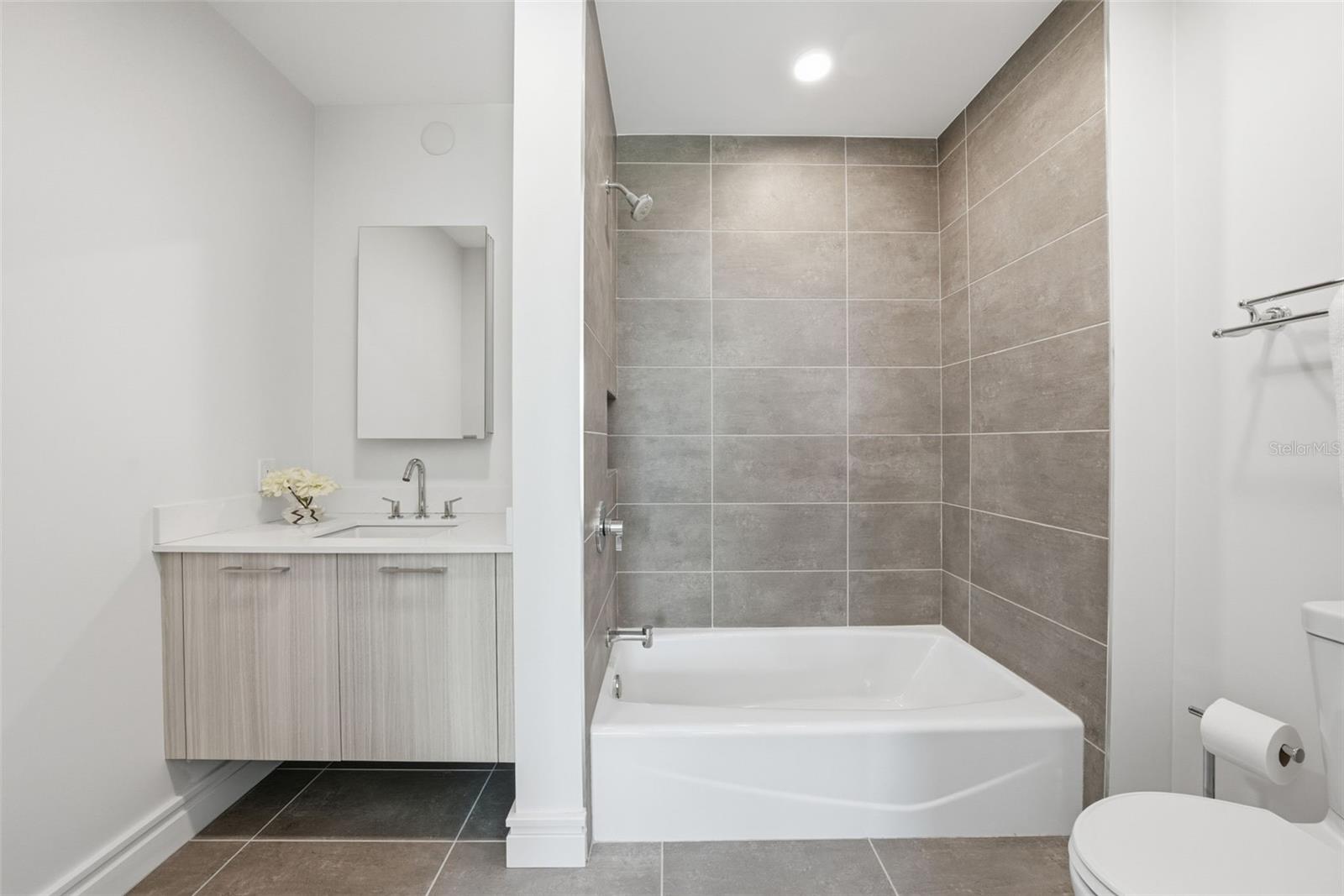 Image 18 of 40 For 711 Palm Avenue 302