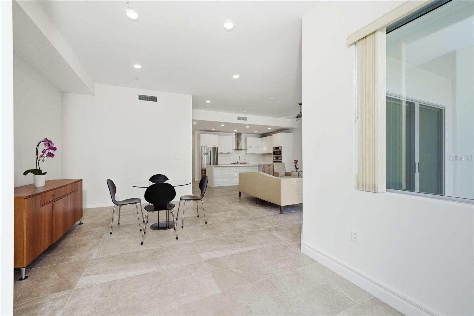 Image 3 of 40 For 711 Palm Avenue 302