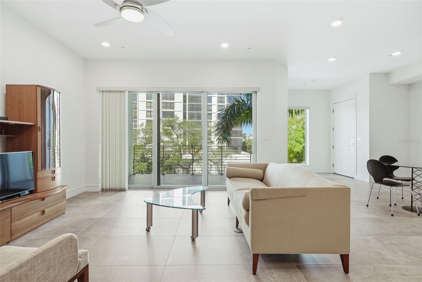 Image 5 of 40 For 711 Palm Avenue 302