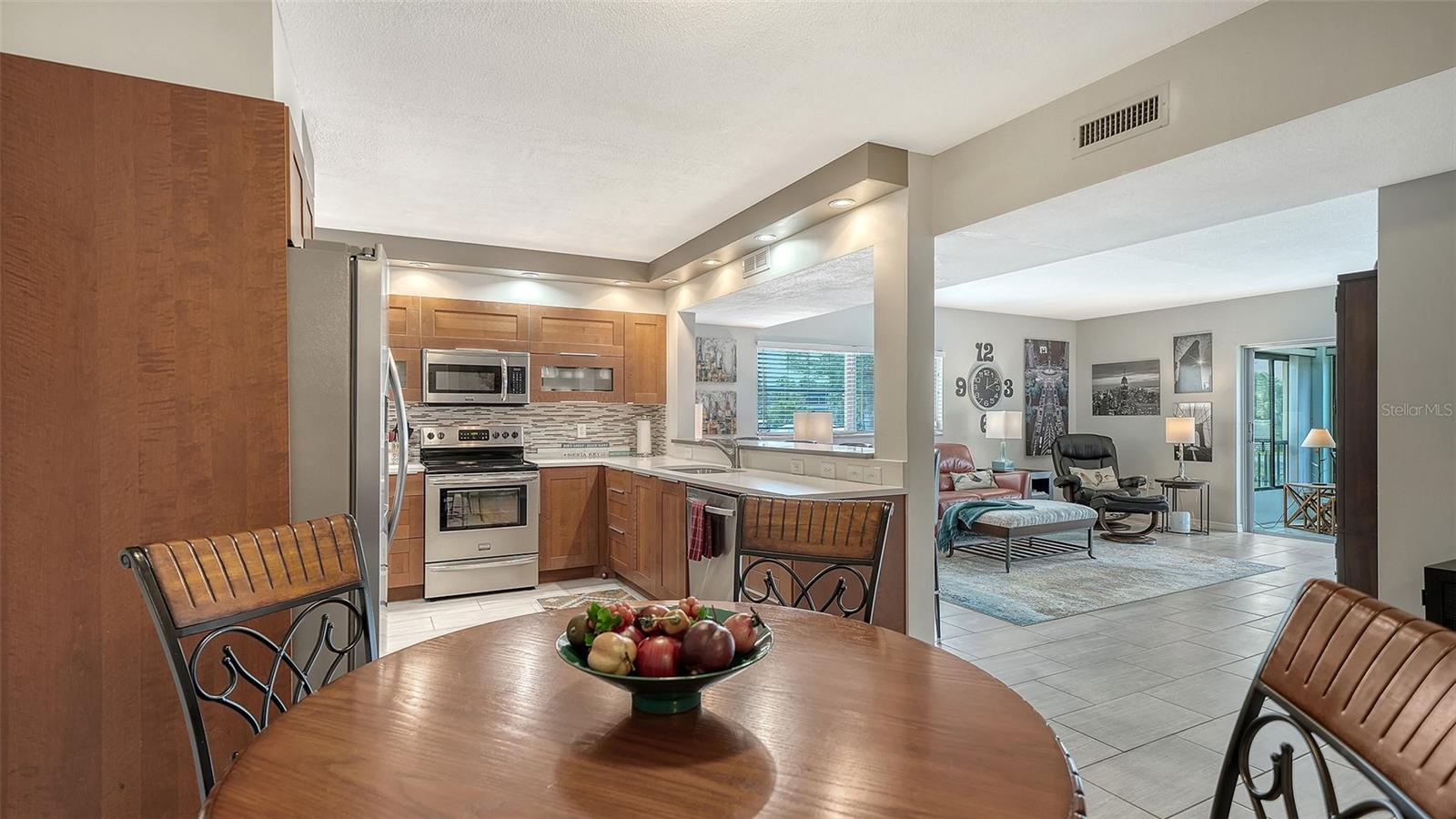 Image 6 of 68 For 225 Hourglass Way 202