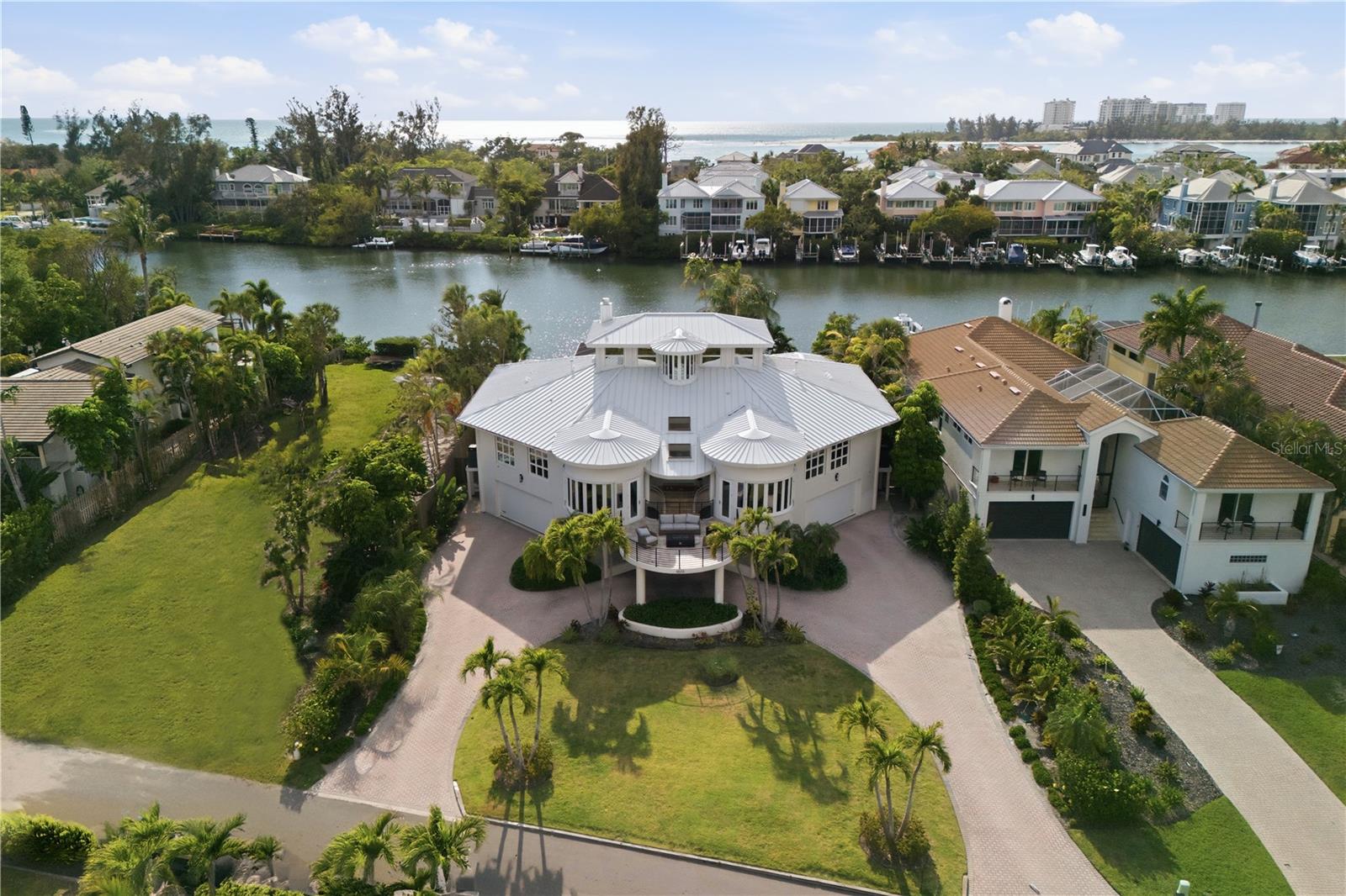 Listing photo id 3 for 4034 Roberts Point Road