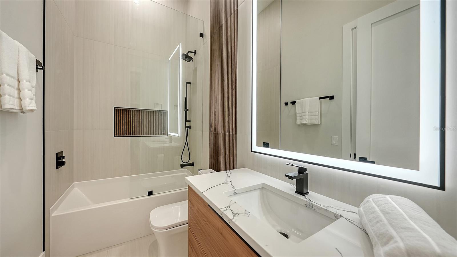 Image 24 of 45 For 413 Island Circle