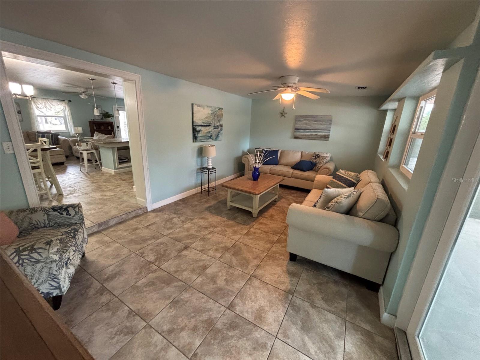 Listing photo id 8 for 1008 Estremadura Drive