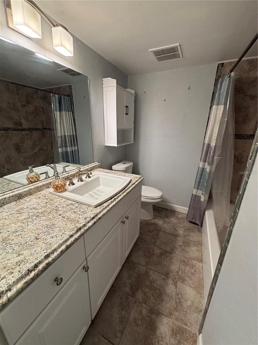 Listing photo id 12 for 1008 Estremadura Drive