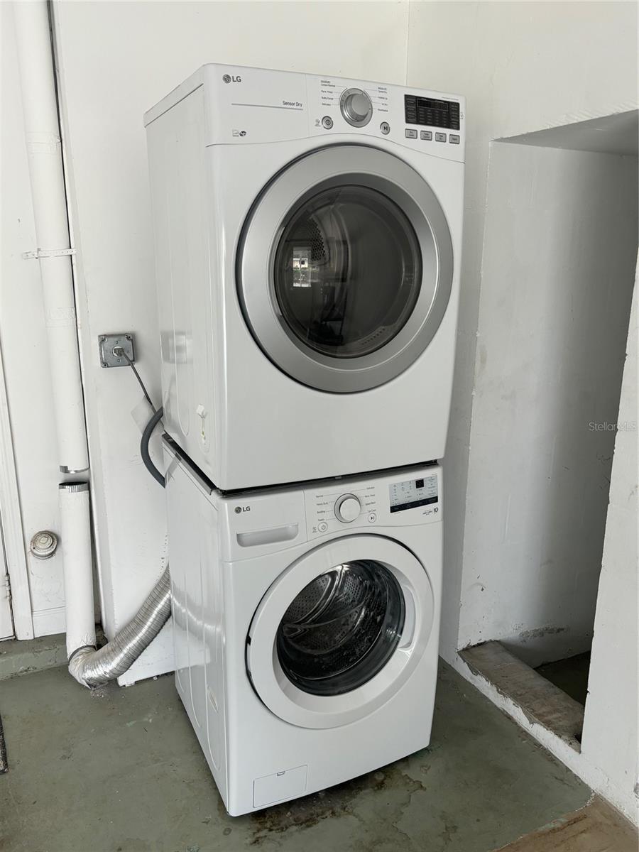 Listing photo id 18 for 1008 Estremadura Drive