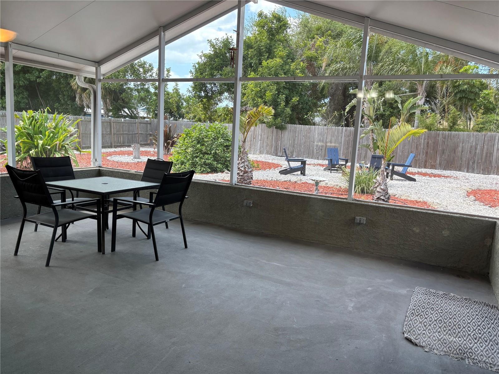 Listing photo id 3 for 1008 Estremadura Drive