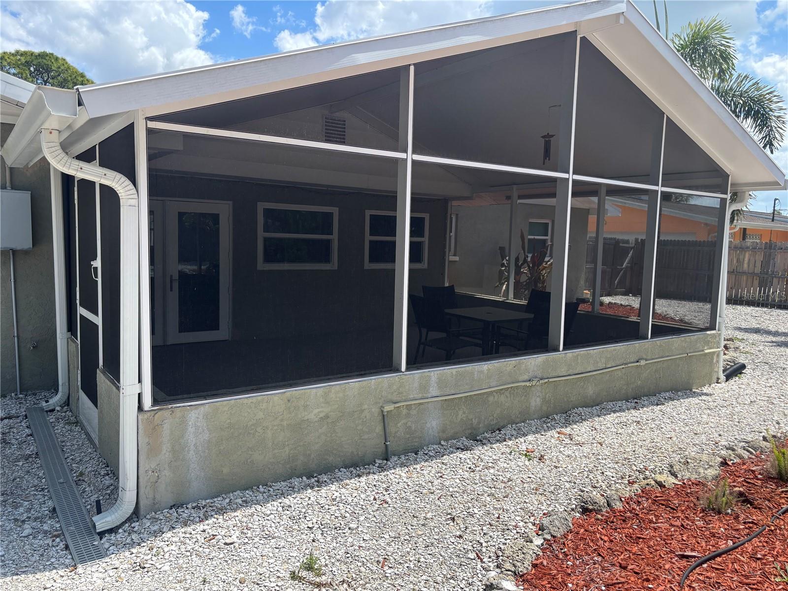 Listing photo id 4 for 1008 Estremadura Drive