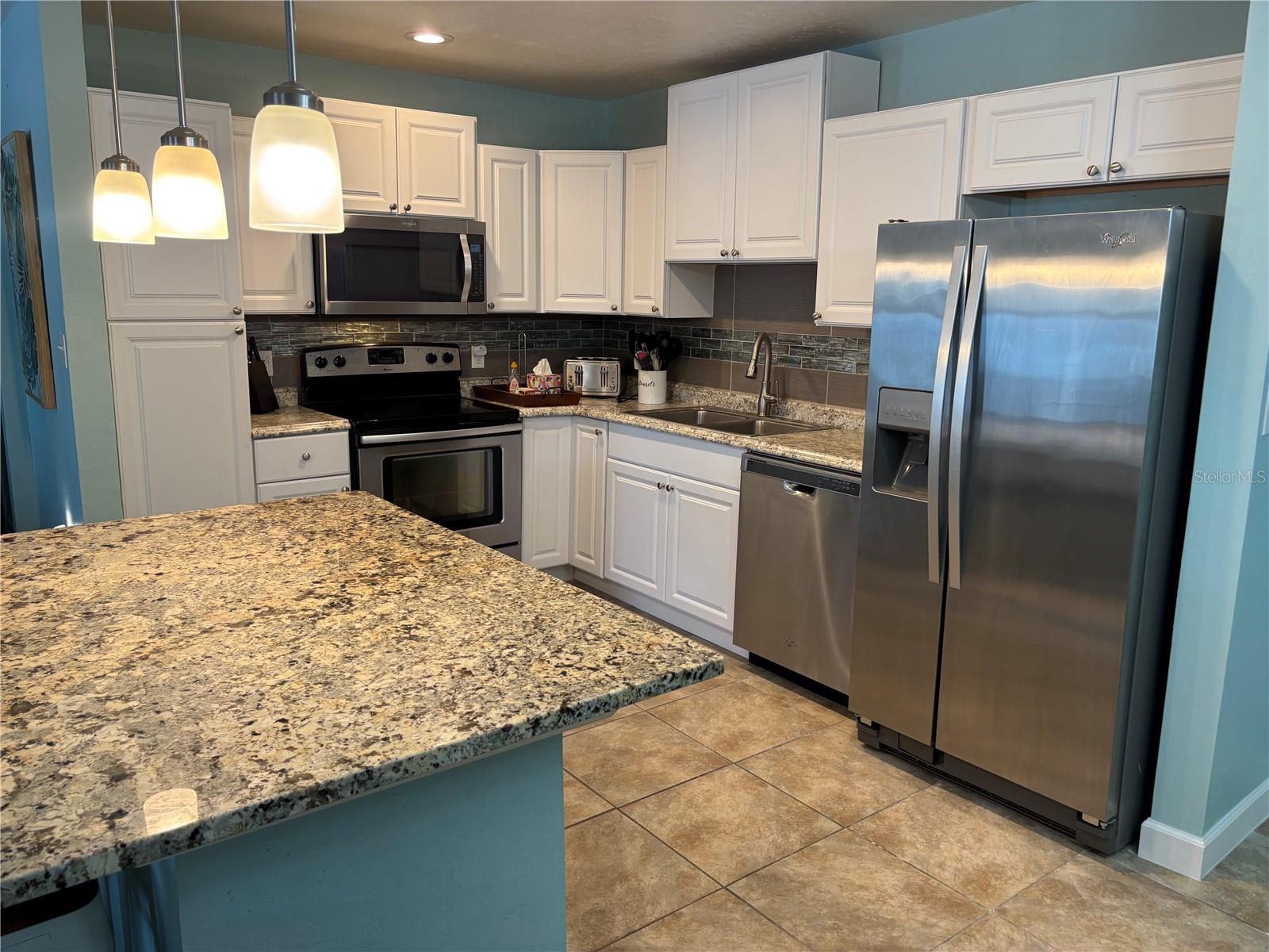 Listing photo id 5 for 1008 Estremadura Drive