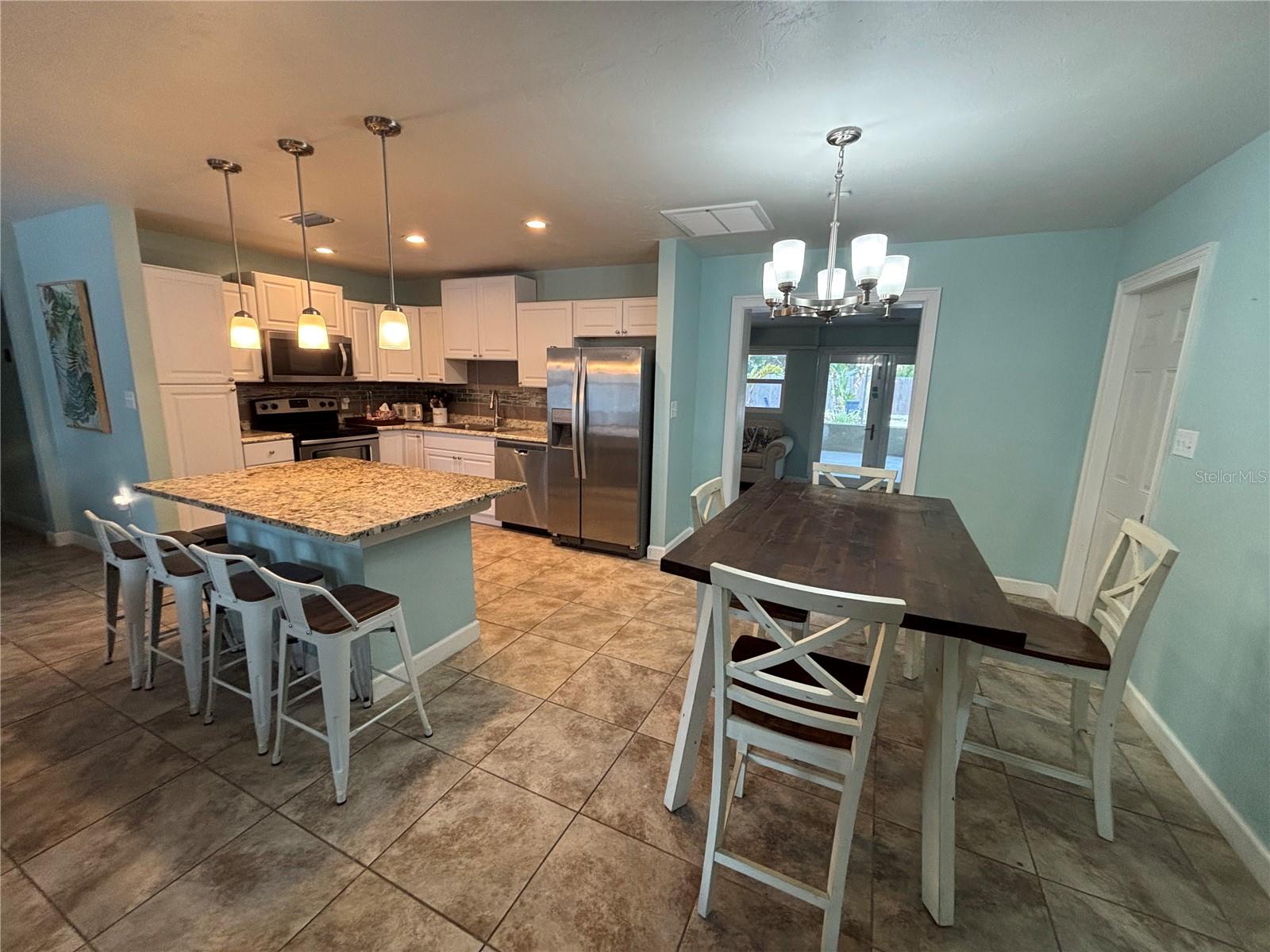 Listing photo id 6 for 1008 Estremadura Drive