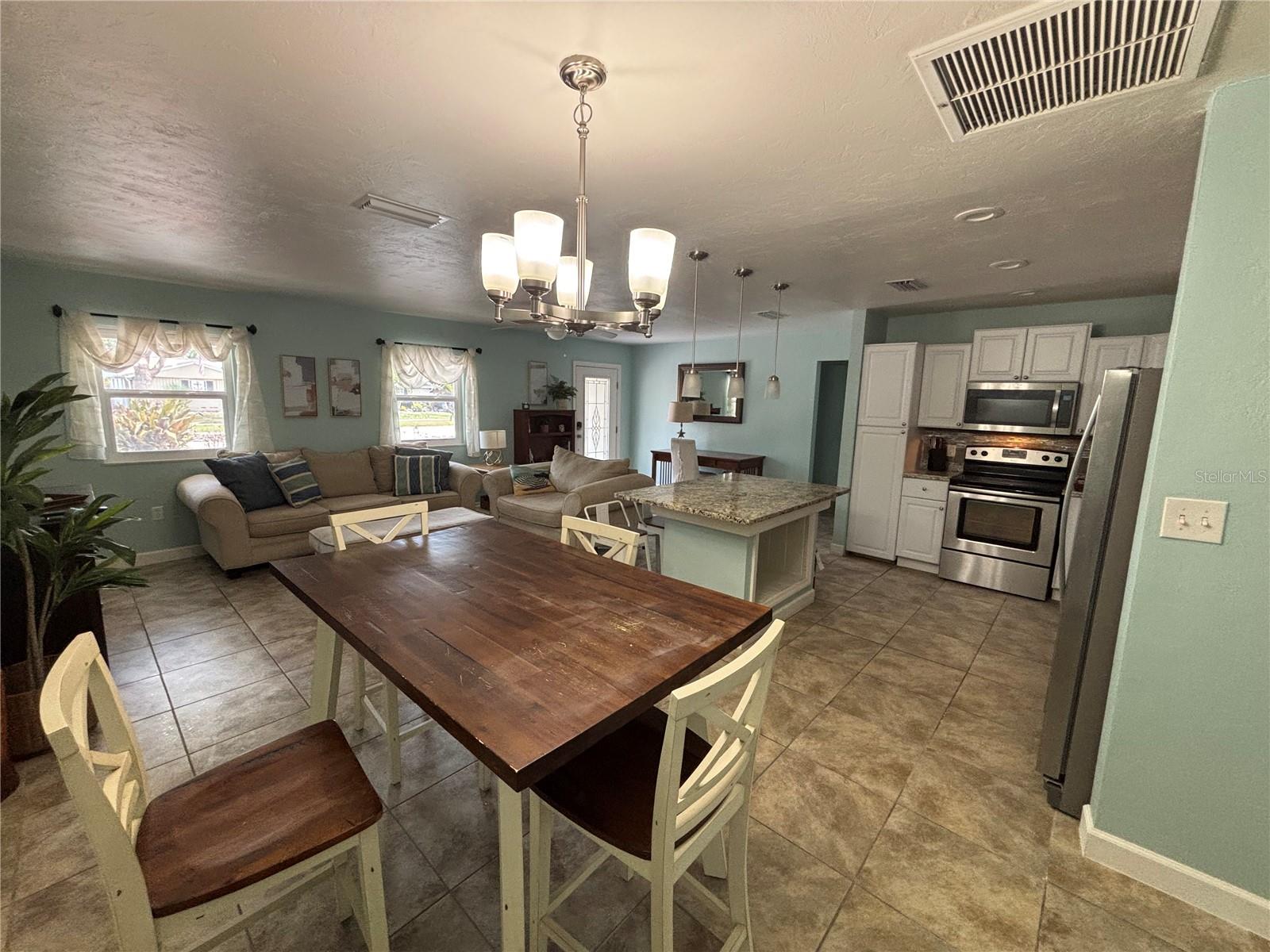 Listing photo id 7 for 1008 Estremadura Drive