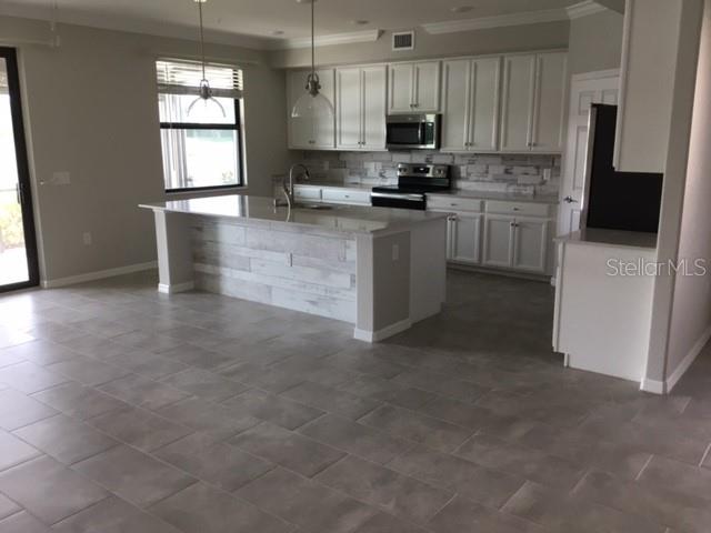 Image 15 of 19 For 12047 Hawthorn Lake Drive 4012