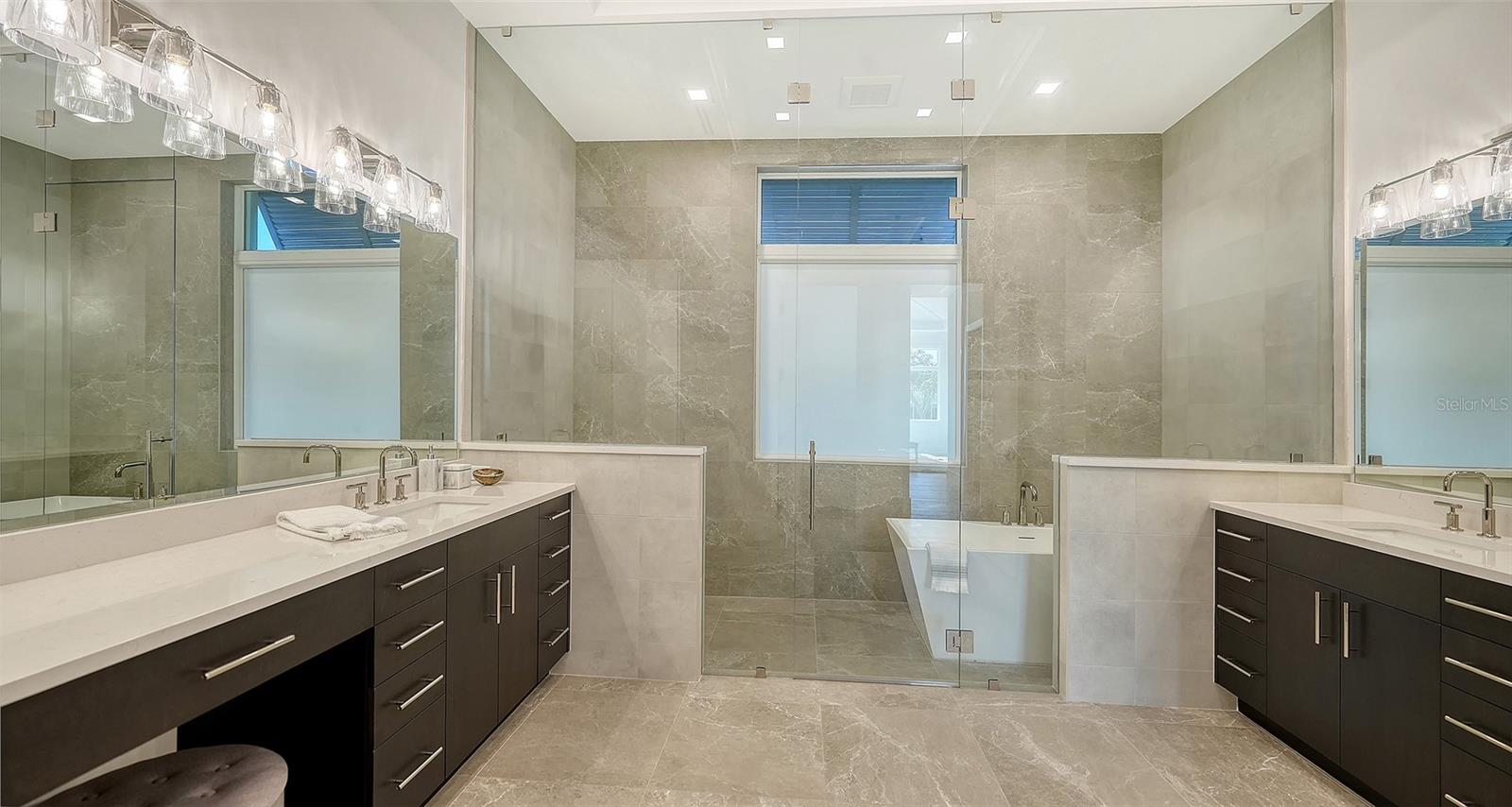 Image 30 of 92 For 558 Venice Lane