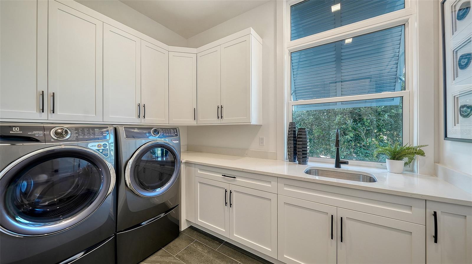 Image 41 of 92 For 558 Venice Lane