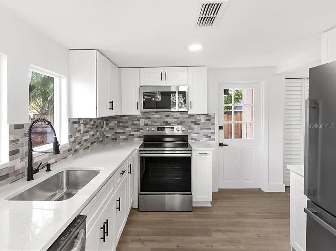 Image 11 of 26 For 4251 Tangerine Avenue