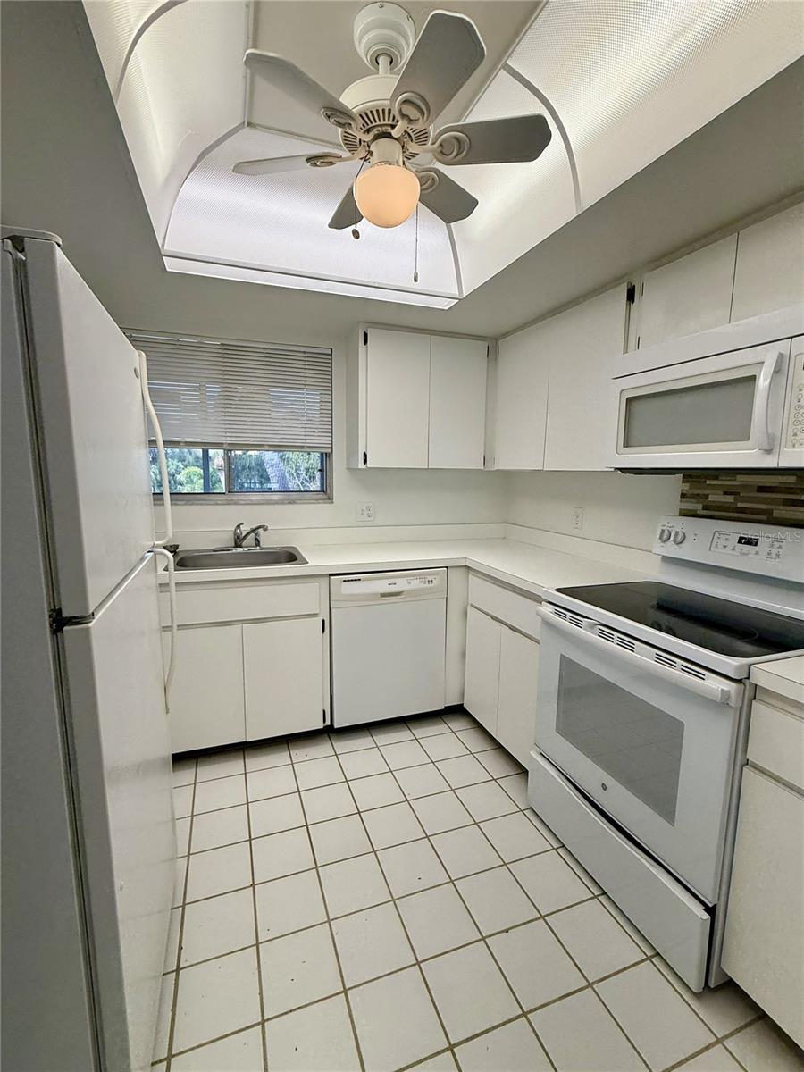 Image 11 of 32 For 731 Manatee Avenue 731