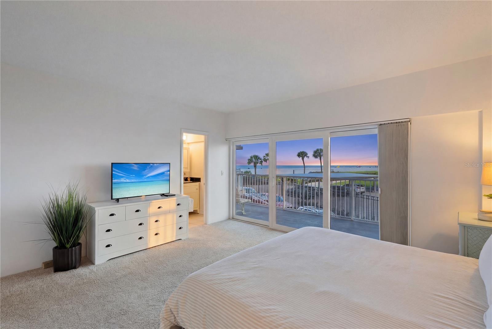 Image 4 of 65 For 5830 Midnight Pass Road T22