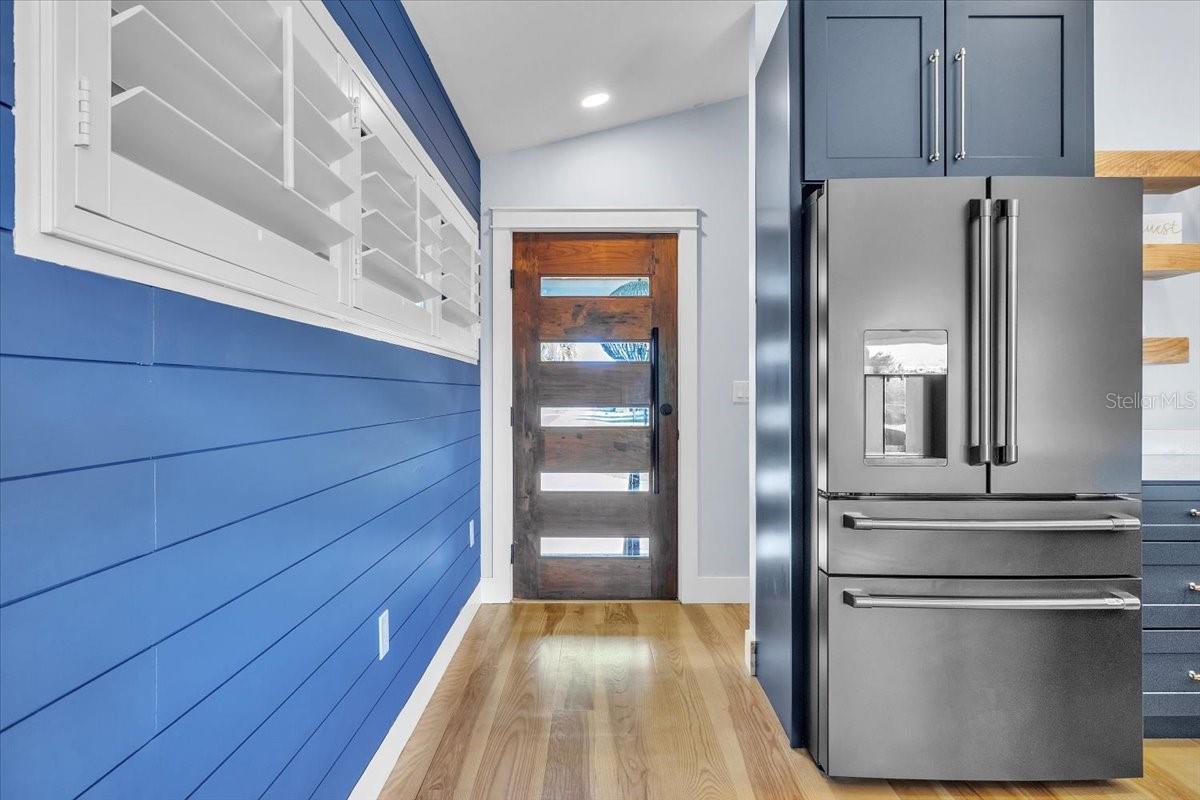 Listing photo id 6 for 9470 Colony Drive