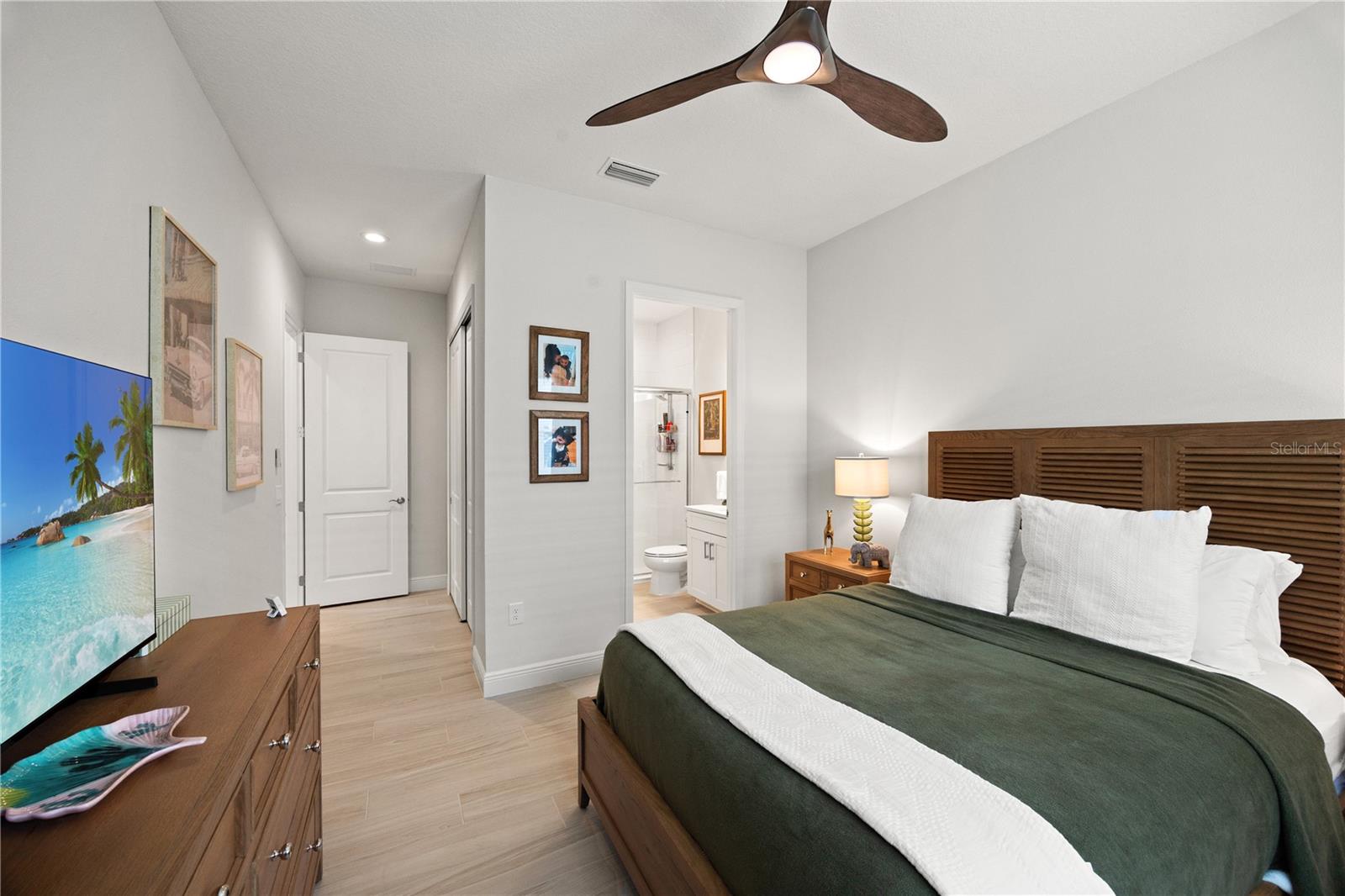 Image 21 of 37 For 10125 Crystal Isles Circle