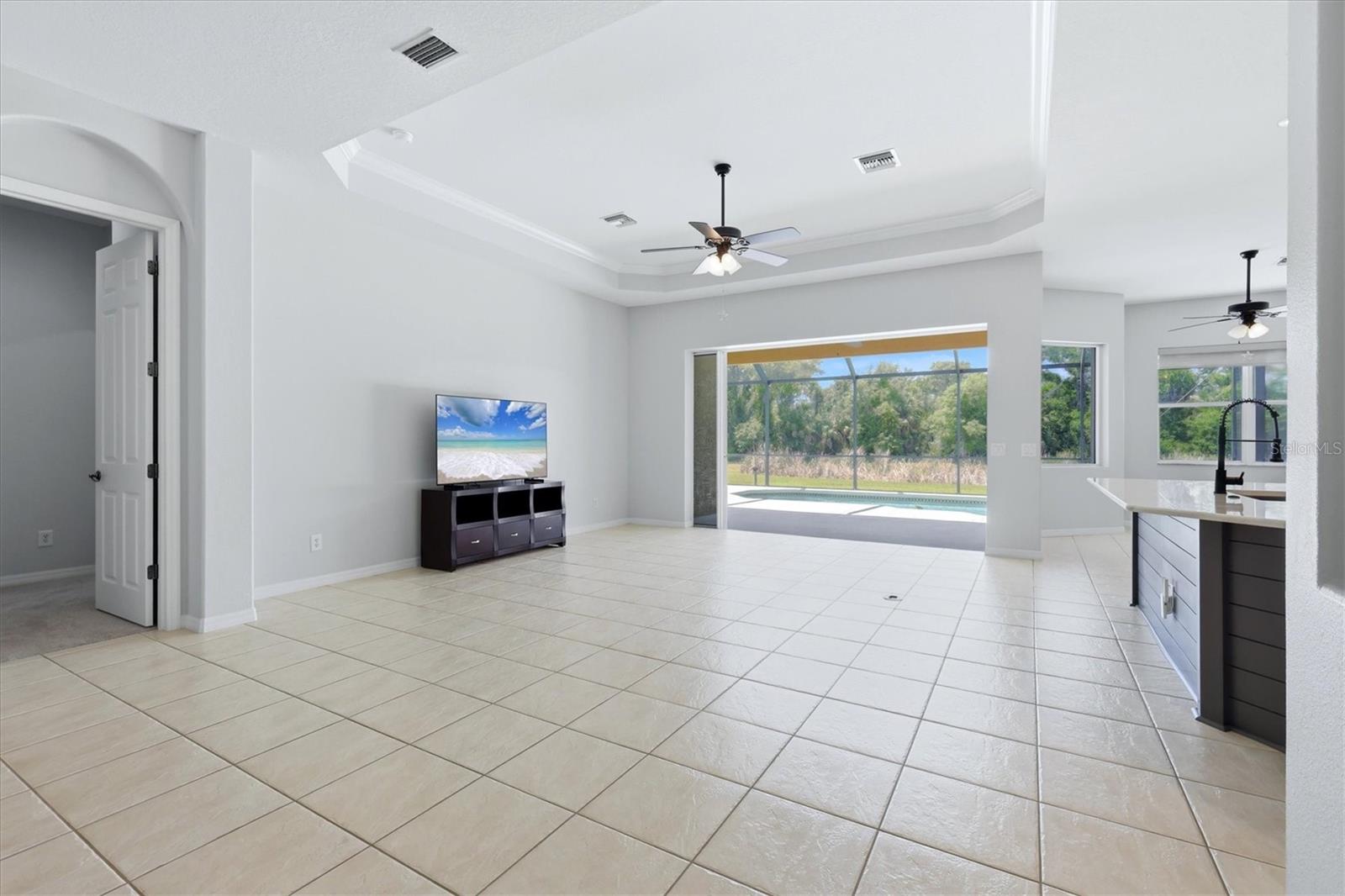 Listing photo id 3 for 510 147th Court Ne