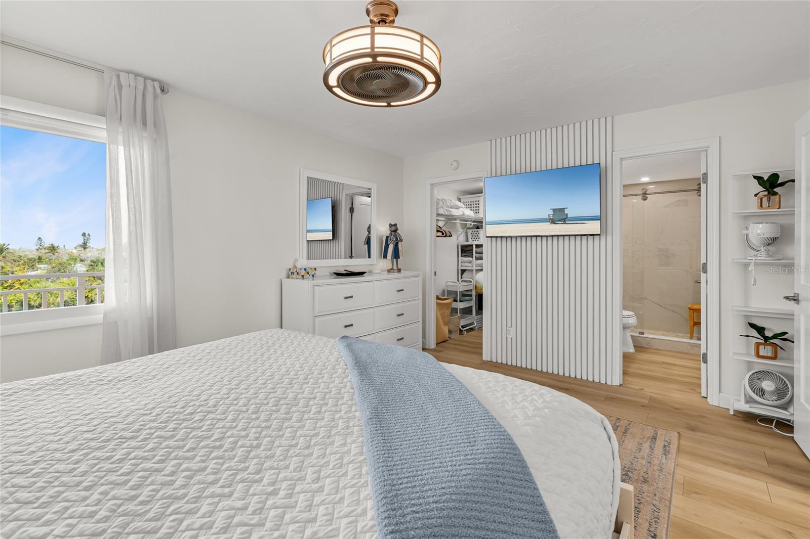 Image 22 of 38 For 711 Beach Road 408