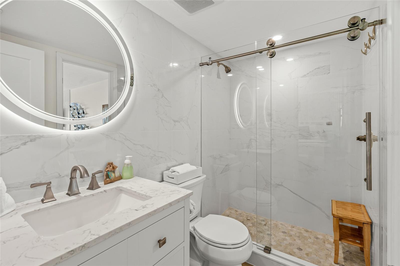 Image 23 of 38 For 711 Beach Road 408