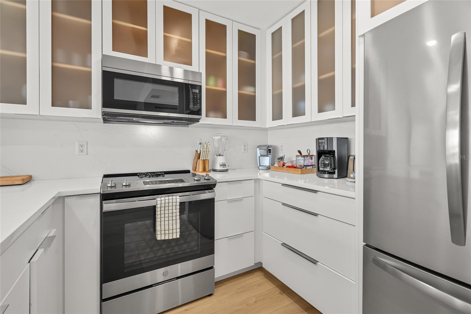 Image 8 of 38 For 711 Beach Road 408