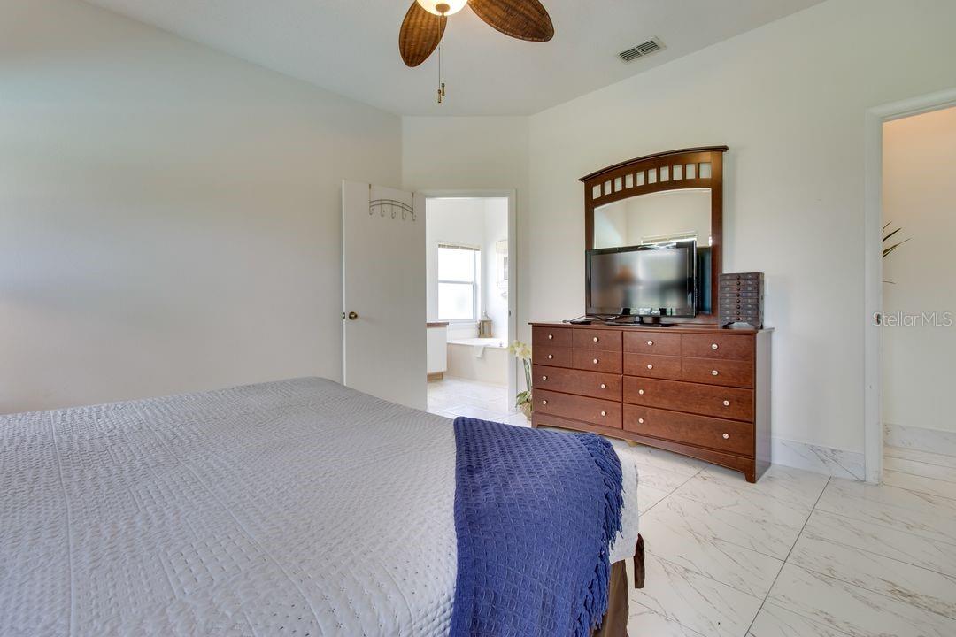 Image 20 of 26 For 730 Bloomingdale Dr