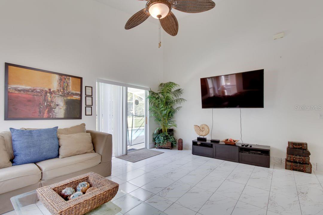 Image 3 of 26 For 730 Bloomingdale Dr