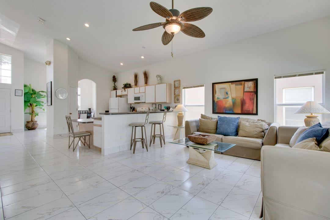 Image 4 of 26 For 730 Bloomingdale Dr