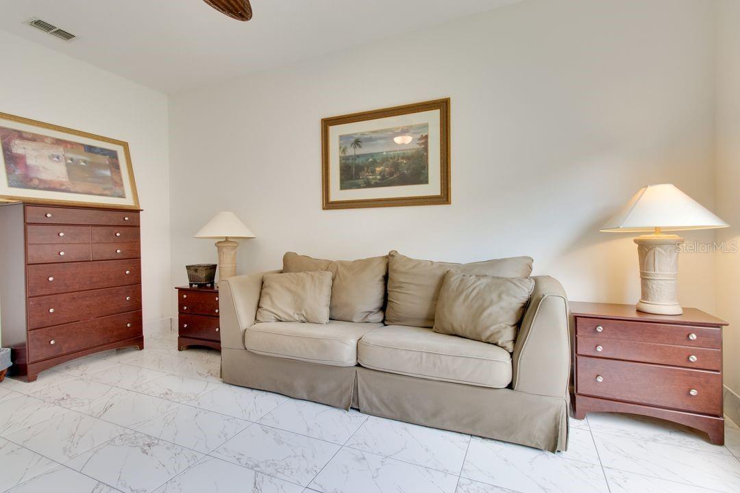 Image 8 of 26 For 730 Bloomingdale Dr