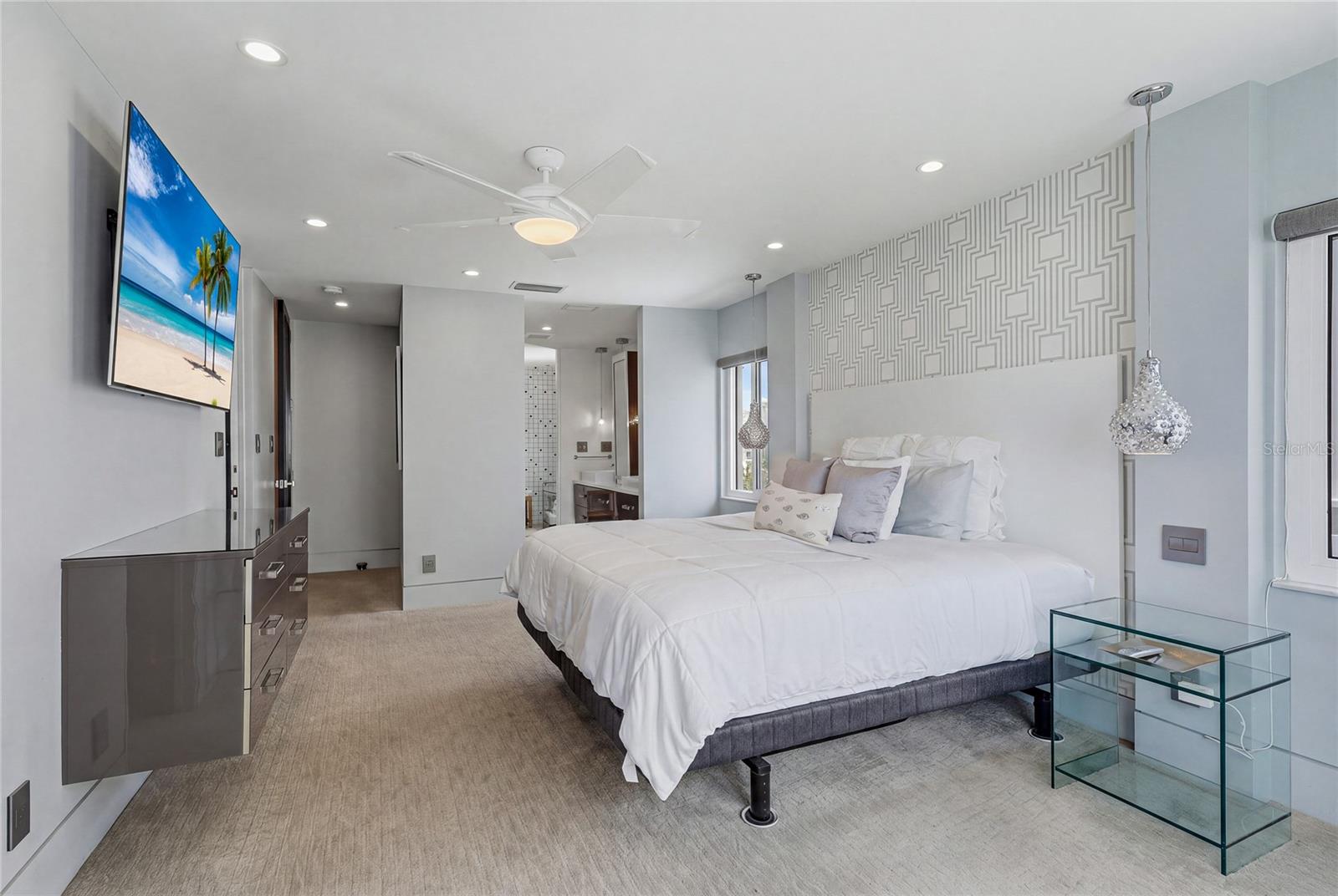 Image 24 of 57 For 350 Golden Gate Point 51