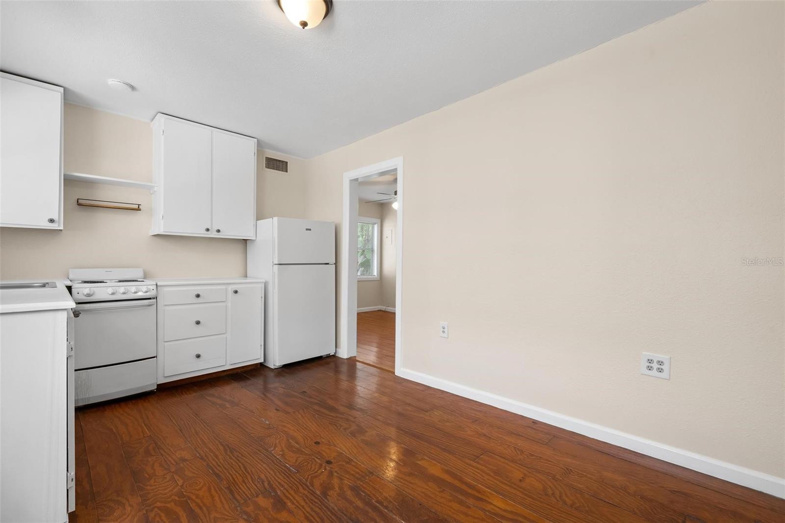 Image 3 of 15 For 321 Ohio Place C