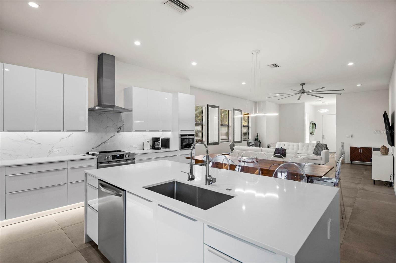 Listing photo id 9 for 5351 Moeller Avenue